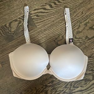 Victoria’s Secret very sexy bra size 34DD NWOT
